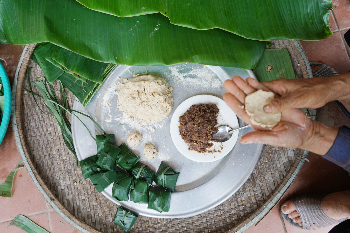 Bột sắn đơn sơ qua b&agrave;n tay kh&eacute;o l&eacute;o của người phụ nữ Quảng Trị trở th&agrave;nh nhiều m&oacute;n ngon kh&oacute; qu&ecirc;n